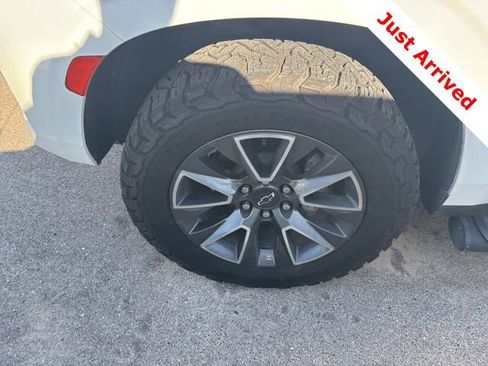 Used 2023 Chevrolet Tahoe Z71 w/ Luxury Package AWD/4WD image 21