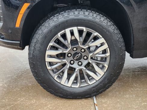 Used 2025 Chevrolet Tahoe Z71 AWD/4WD image 17