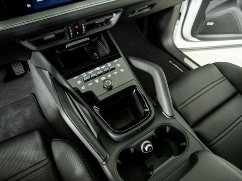 New 2026 Porsche Cayenne Coupe AWD/4WD image 18
