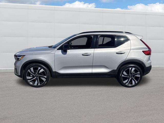 Used 2023 Volvo XC40 B5 Ultimate w/ Protection Package Premier AWD/4WD image 2