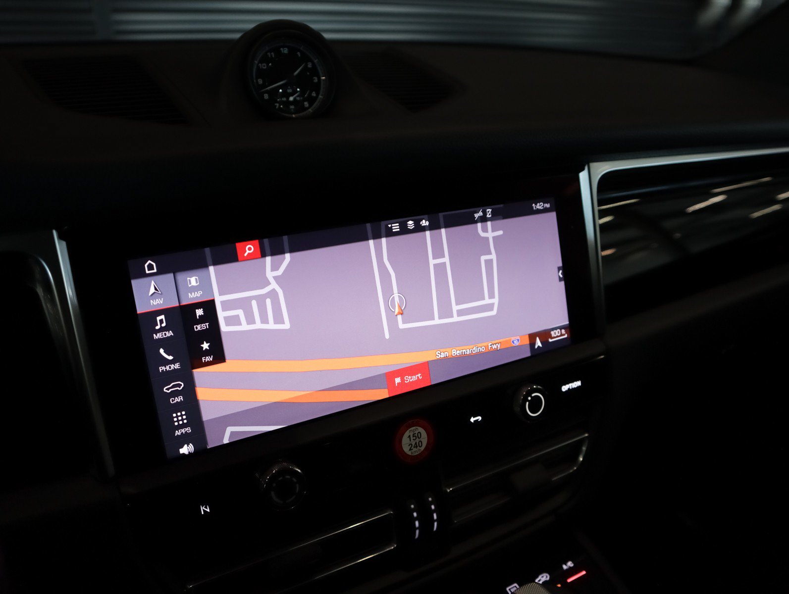 Certified 2024 Porsche Macan AWD/4WD image 24