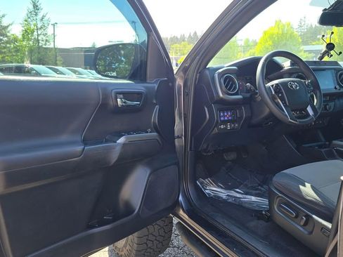 Used 2021 Toyota Tacoma TRD Sport AWD/4WD image 19