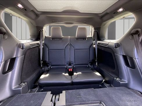Certified 2025 Land Rover Discovery S AWD/4WD image 24