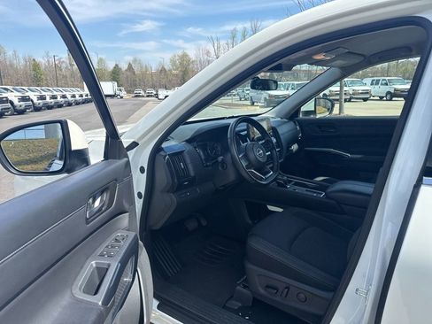 Used 2024 Nissan Pathfinder SV image 31