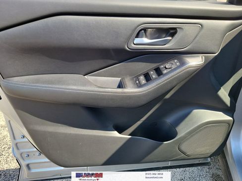 Used 2025 Nissan Rogue SV FWD image 19