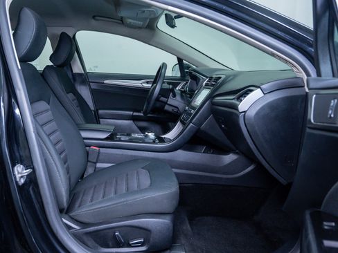 Used 2017 Ford Fusion SE w/ Fusion SE Technology Package image 10