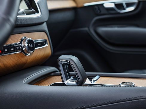 Used 2025 Volvo XC90 B6 Plus image 23