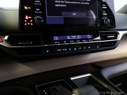 Used 2022 Toyota Sienna XLE FWD image 21