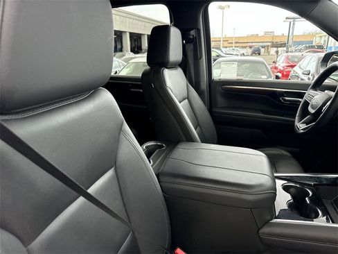 Used 2025 Chevrolet Suburban Z71 image 25