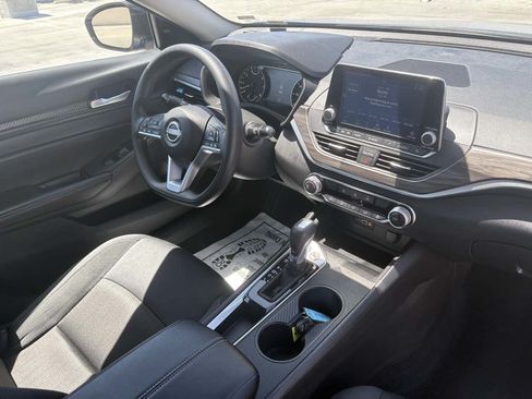 Used 2025 Nissan Altima 2.5 SV FWD image 16