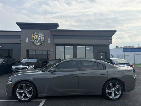 Used 2018 Dodge Charger R/T RWD image 2
