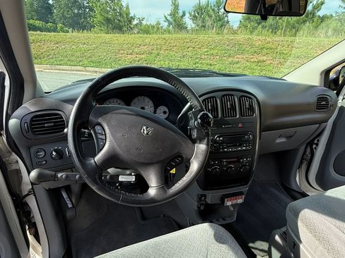 Used 2006 Dodge Grand Caravan SXT FWD image 16