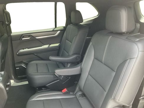 Used 2026 GMC Acadia Elevation w/ Elevation Premium Package FWD image 13