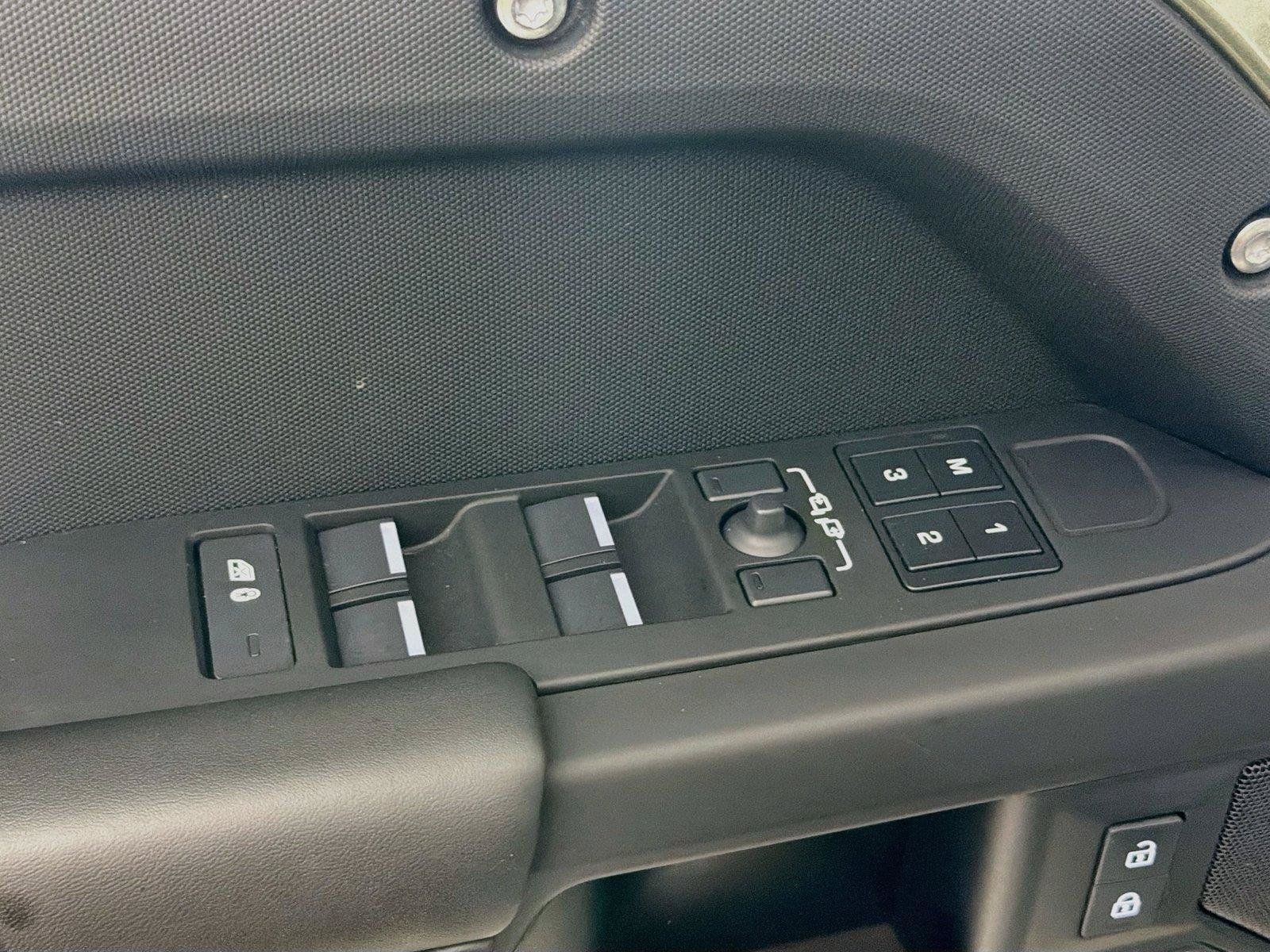 Certified 2025 Land Rover Defender 110 X-Dynamic SE AWD/4WD image 17