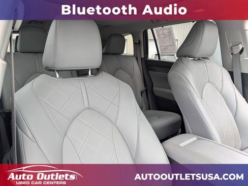 Used 2023 Toyota Highlander Platinum AWD/4WD image 12