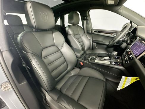Used 2026 Porsche Macan Turbo AWD/4WD image 28