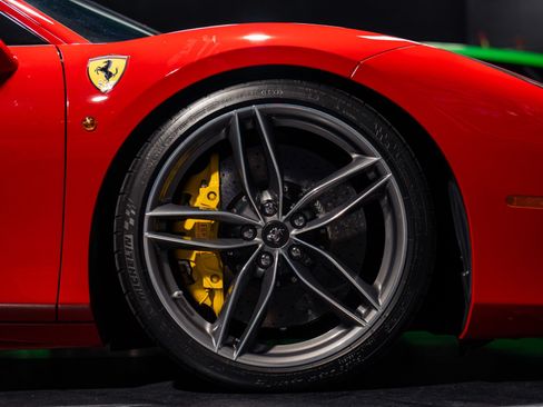 Used 2018 Ferrari 488 GTB RWD image 3