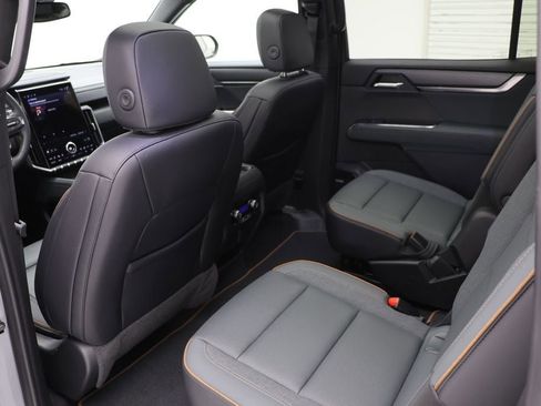 Used 2024 GMC Acadia AT4 w/ Luxury Package image 12