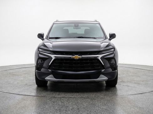 Used 2025 Chevrolet Blazer LT FWD image 2