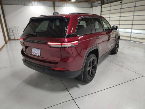 Used 2023 Jeep Grand Cherokee Altitude image 12