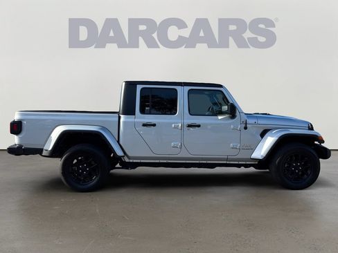 Used 2023 Jeep Gladiator Overland AWD/4WD image 8