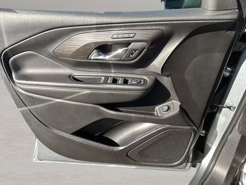 Used 2023 GMC Terrain SLT image 17