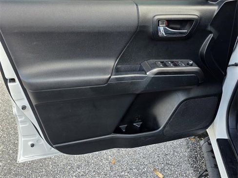 Used 2017 Toyota Tacoma TRD Off-Road image 28