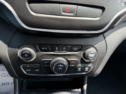 Used 2019 Jeep Cherokee Latitude w/ Cold Weather Group AWD/4WD image 28