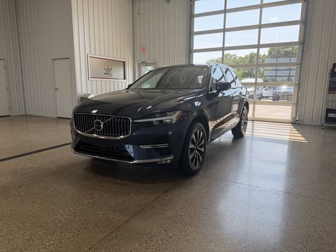 Used 2023 Volvo XC60 B5 Plus FWD image 2