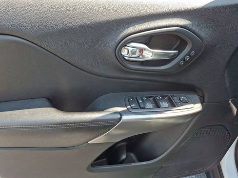 Used 2019 Jeep Cherokee Limited AWD/4WD image 15