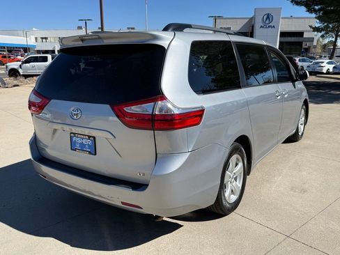 Used 2016 Toyota Sienna LE image 4