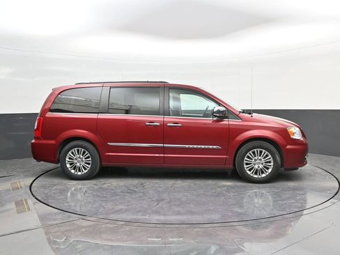 Used 2015 Chrysler Town & Country Touring-L w/ Driver Convenience Group image 9