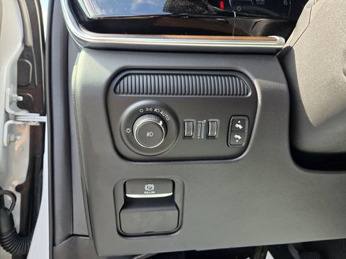 Used 2022 Jeep Grand Wagoneer Series II AWD/4WD image 18