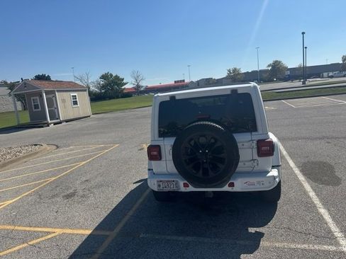 Used 2021 Jeep Wrangler Unlimited Sahara image 5