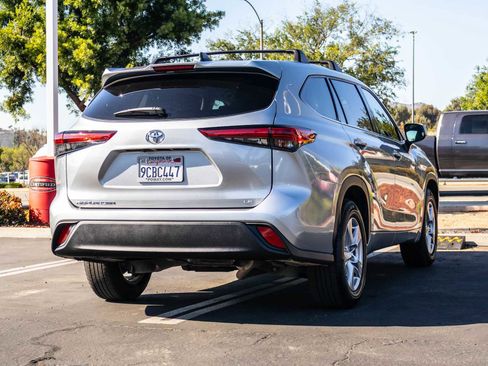 Used 2022 Toyota Highlander LE image 9