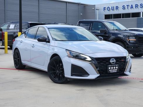 Used 2023 Nissan Altima 2.5 SR FWD image 2