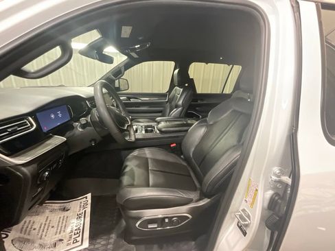 Used 2022 Jeep Wagoneer Series III w/ Premium Group I AWD/4WD image 8