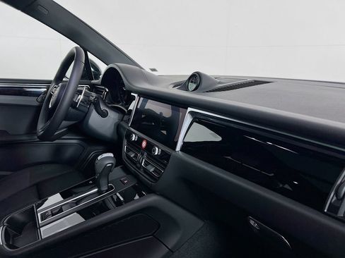 Certified 2026 Porsche Macan AWD/4WD image 31