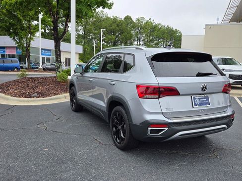 Used 2023 Volkswagen Taos SE w/ Panoramic Sunroof Package FWD image 3