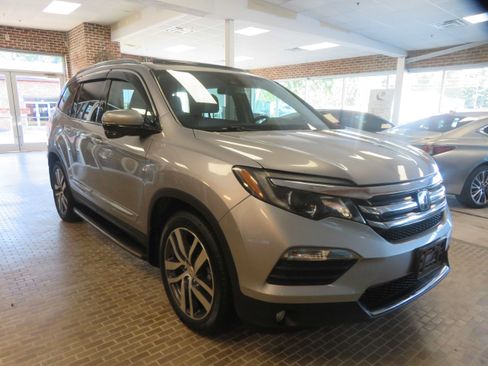 Used 2017 Honda Pilot Touring image 3