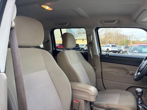 Used 2014 Jeep Patriot Sport image 12
