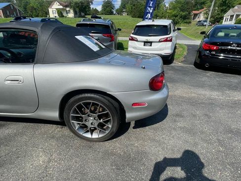 Used 2004 MAZDA MX-5 Miata w/ Cloth Azure Blue Pkg RWD image 4