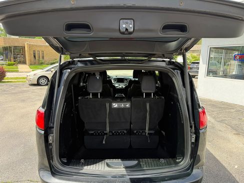 Used 2019 Chrysler Pacifica Touring-L Plus FWD image 12