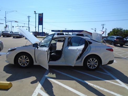 Used 2025 Toyota Camry LE image 25