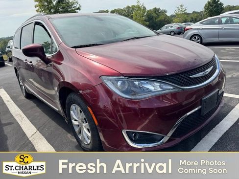 Used 2017 Chrysler Pacifica Touring-L FWD image 1
