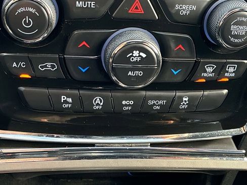Certified 2022 Jeep Grand Cherokee Laredo X AWD/4WD image 31