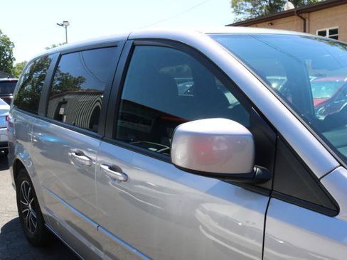Used 2017 Dodge Grand Caravan SE FWD image 3