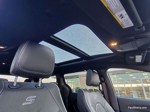 New 2026 Chrysler Pacifica Limited w/ S Appearance Package image 4