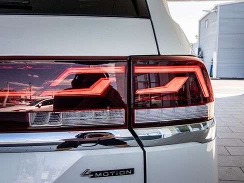 Used 2025 Volkswagen Atlas SEL Premium R-Line image 17