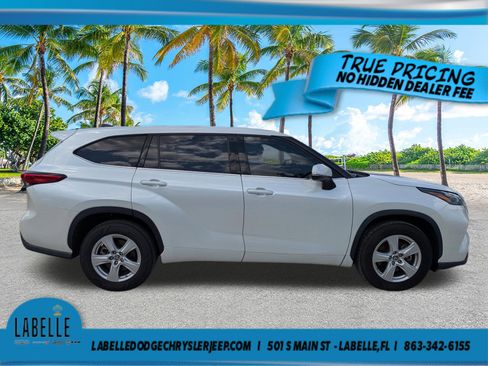 Used 2022 Toyota Highlander LE FWD image 3